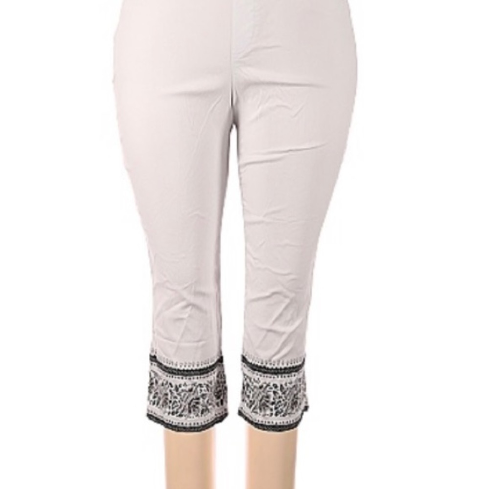 Roz‎ & Ali white crop pants with black detail.  Plus size 20